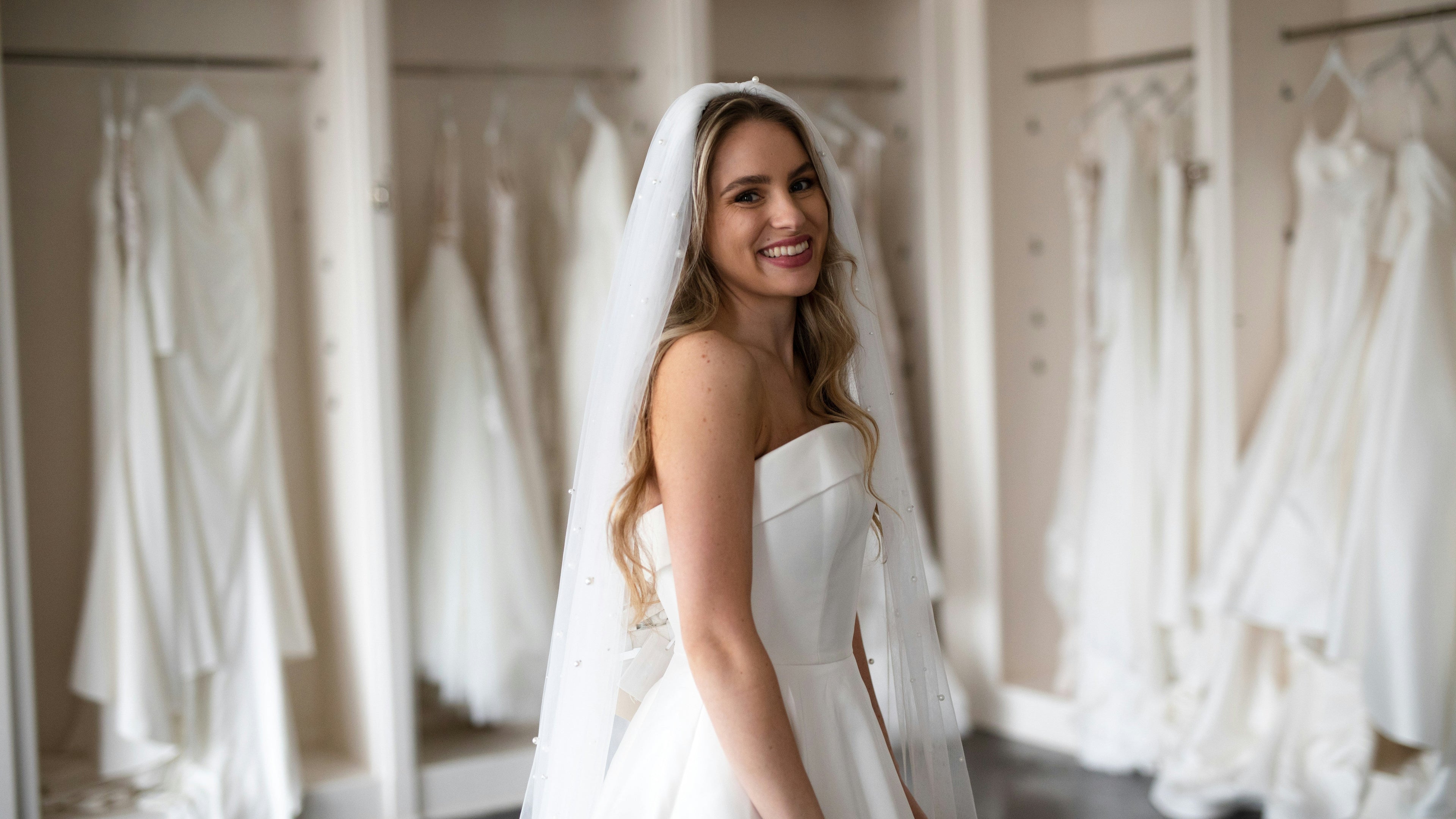 How to Choose a Garment Bag for Gowns and Long Dresses
