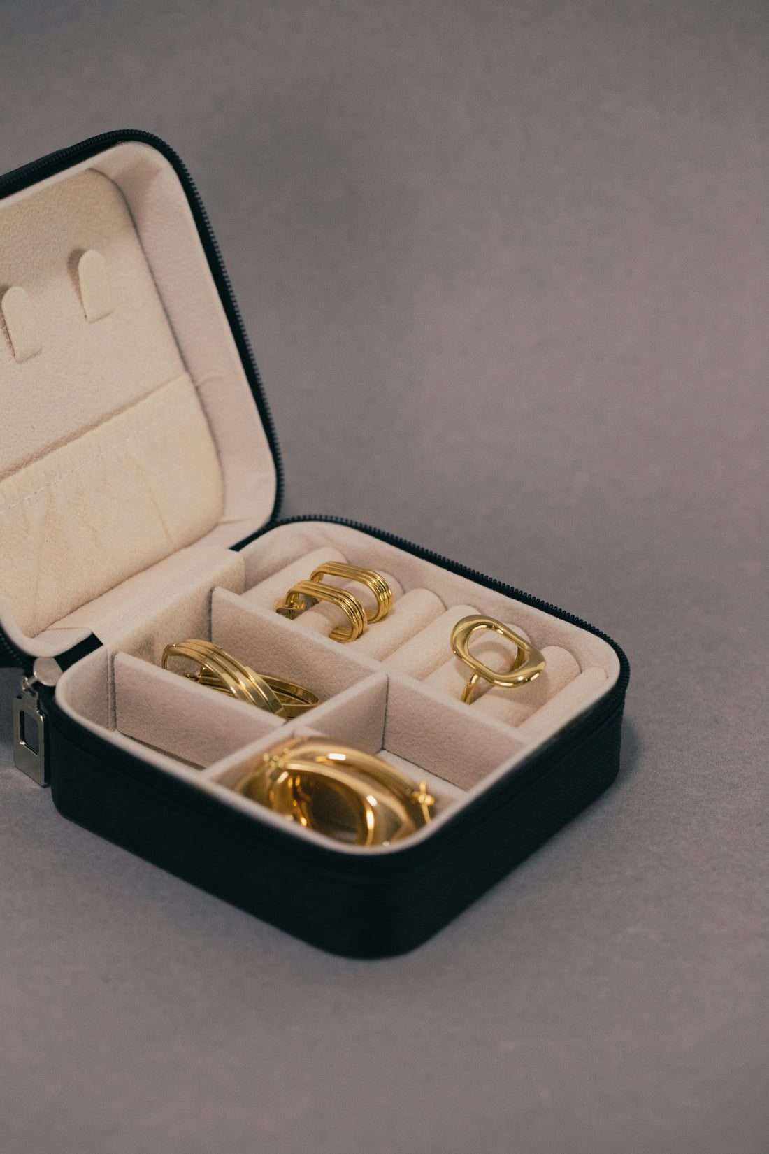 Travel Jewelry Organizers: Protecting Necklaces, Rings, and Earrings on the Go