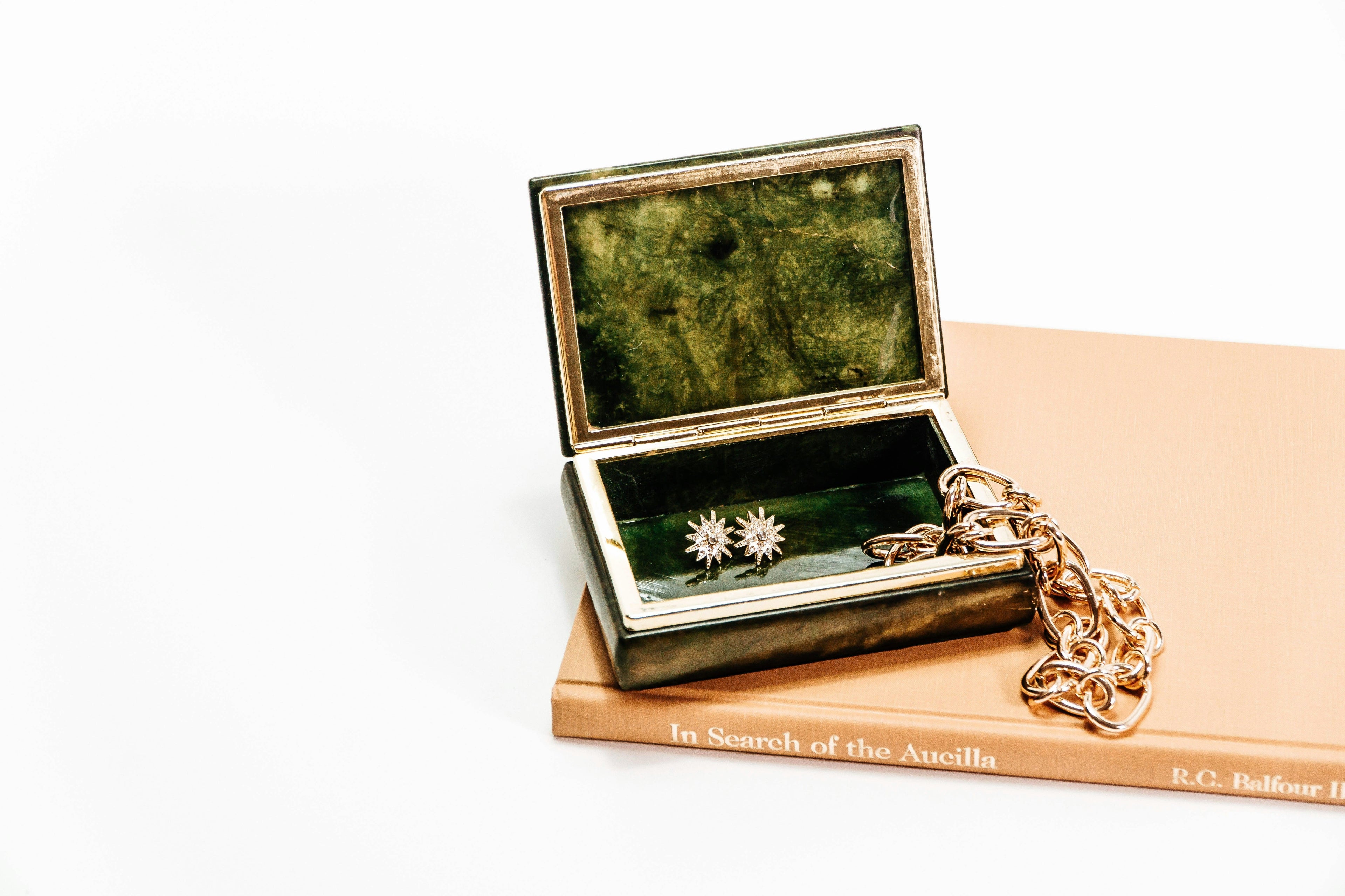 Choosing a Portable Jewelry Box for Home and Travel